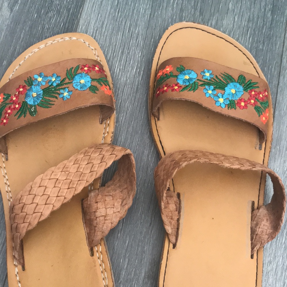 SOLD in BOGO!!!! Handmade Mexican Huaraches Floral Tan Double Strap Sandals - Picture 3 of 7